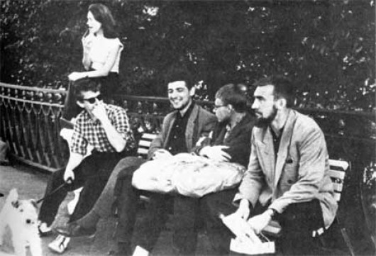 Июнь1961 г, пос. Солнечное. На платформе, скамейка, слева направо.: Лифшиц, Виноградов, Еремин, Красильников. Фото: kkk-bluelagoon.ru