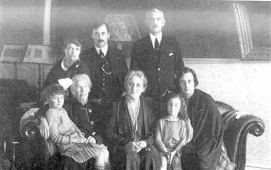 Ариадна Тыркова-Вильямс и Гарольд Вильямс в кругу семьи. Лондон 1920-е гг.