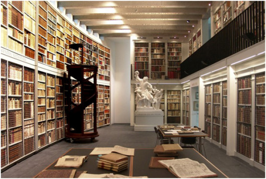 Большой зал библиотеки. Фото: официальный сайт библиотеки http://www.bibliothek-oechslin.ch