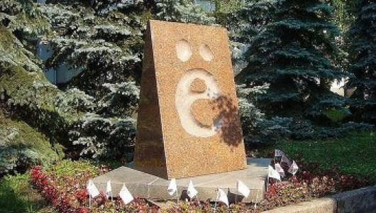 Памятник букве «Ё» в Ульяновске. Фото: Oblam