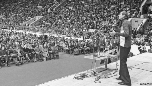 Выступление Евгения Евтушенко на стадионе. 1978 год