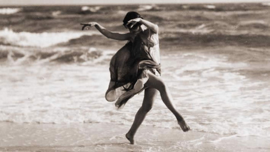 Айседора Дункан танцует на пляже, 1915. Фото: Arnold Genthe