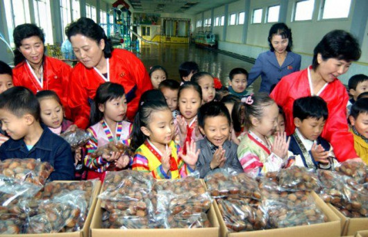 Товарищ Ким Чен Ын, унаследовав все благородные качества своих предшественников, регулярно проявляет внимание к малышам. Им присланы в детсады подарочные орехи © juche-songun.livejournal.com/412984.html