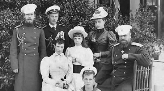 Императрица Мария Федоровна и Александр III с детьми