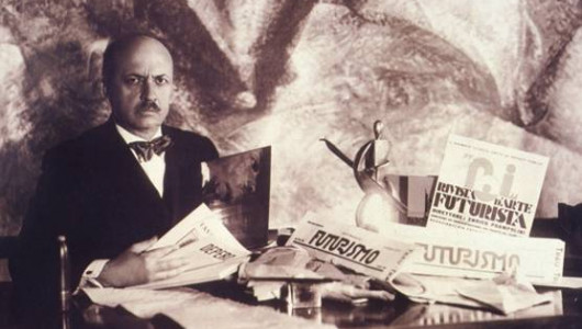 Филиппо Томазо Маринетти с публикациями о футуризме. Фото: zh.wikipedia
