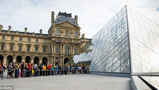 Очередь посетителей в Лувр. ©Alamy