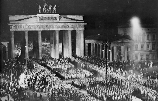 Факельное шествие через Бранденбургские ворота в Берлине 1933 г. © AKiP