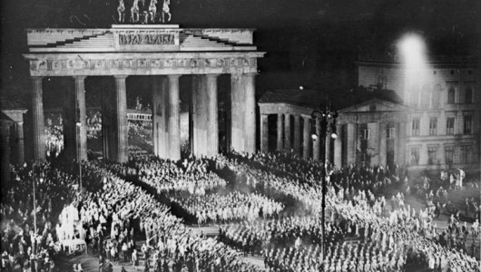 Факельное шествие через Бранденбургские ворота в Берлине 1933 г. © AKiP