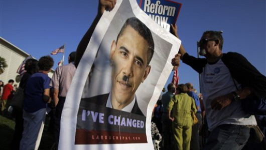 Пикет в Альгамбре, штат Калифорния, 11 августа 2009 года. (AP Photo / Jae C. Hong)
