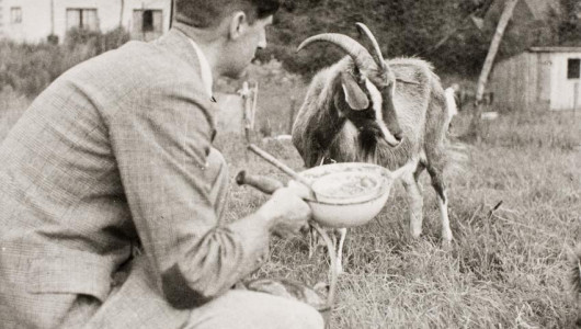 Оруэлл и его любимая коза Мюриэль. 1939. Фото: British Library