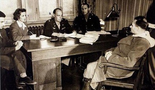 Рихард Зонненфельдт (крайний слева) на допросе Рудольфа Гесса (справа) в сентябре 1945 года. Фото: Dan Callister