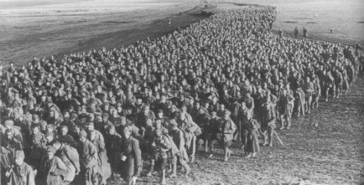 Советские военнопленные под Харьковом, май 1942 г. Изображение: flot.com